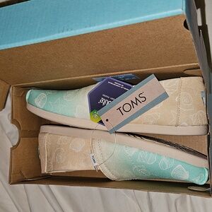 TOMS Alpargatas  CLASSIC... NEW IN BOX 5.5